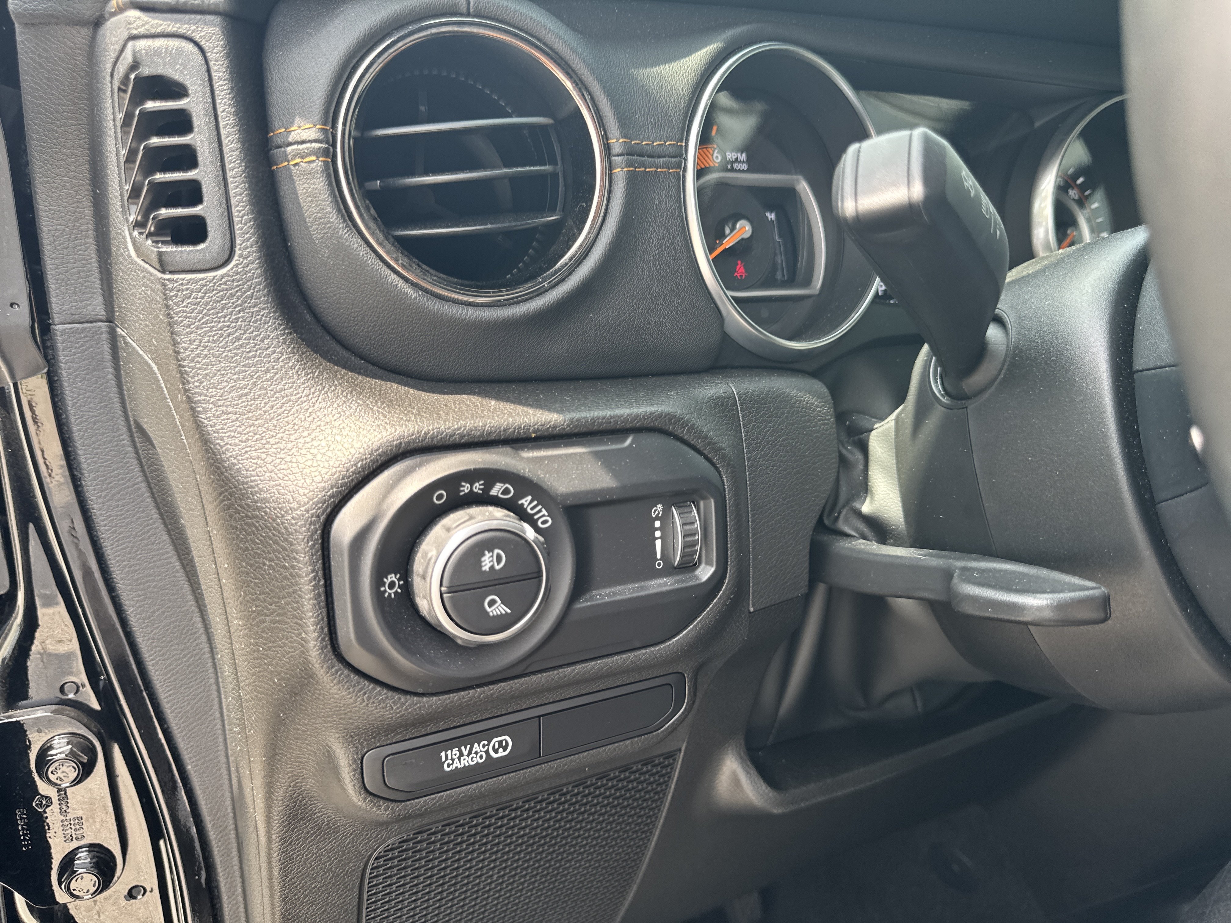 Used 2023 Jeep Gladiator Overland AWD/4WD image 29