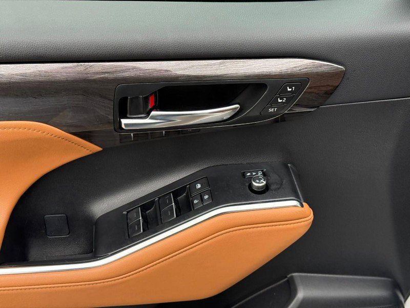 Used 2024 Toyota Highlander Platinum image 21