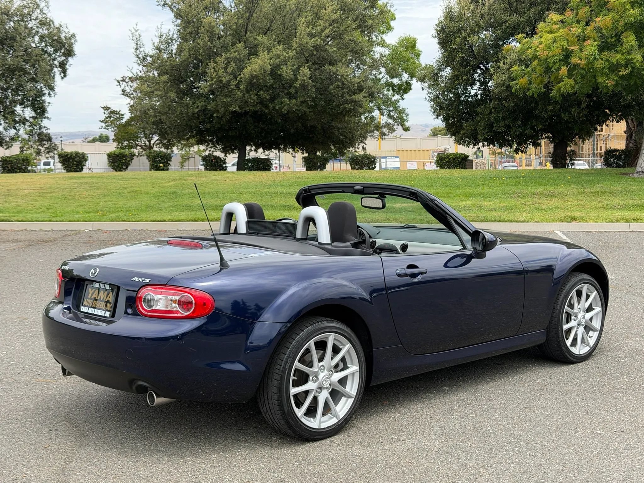 Used 2009 MAZDA MX-5 Miata Touring w/ Suspension Pkg RWD image 11