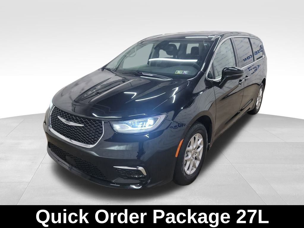 Used 2024 Chrysler Pacifica Touring-L image 3
