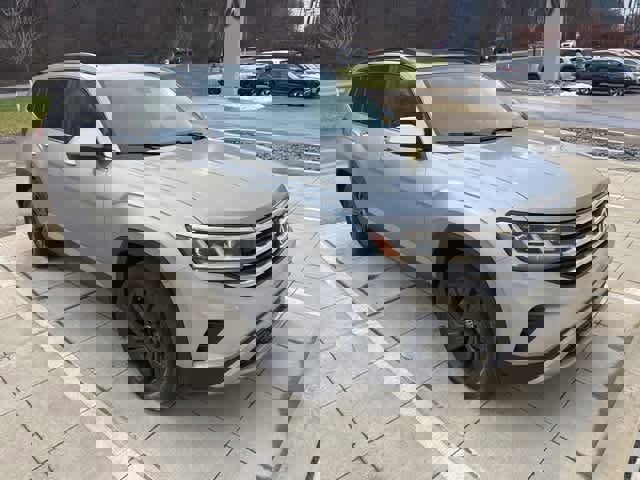 Certified 2023 Volkswagen Atlas SE w/ Panoramic Sunroof Package image 3