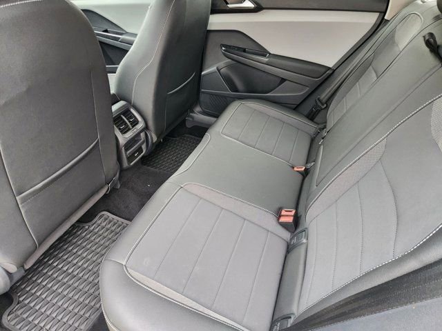 Used 2023 Volkswagen Taos SE w/ Panoramic Sunroof Package image 32