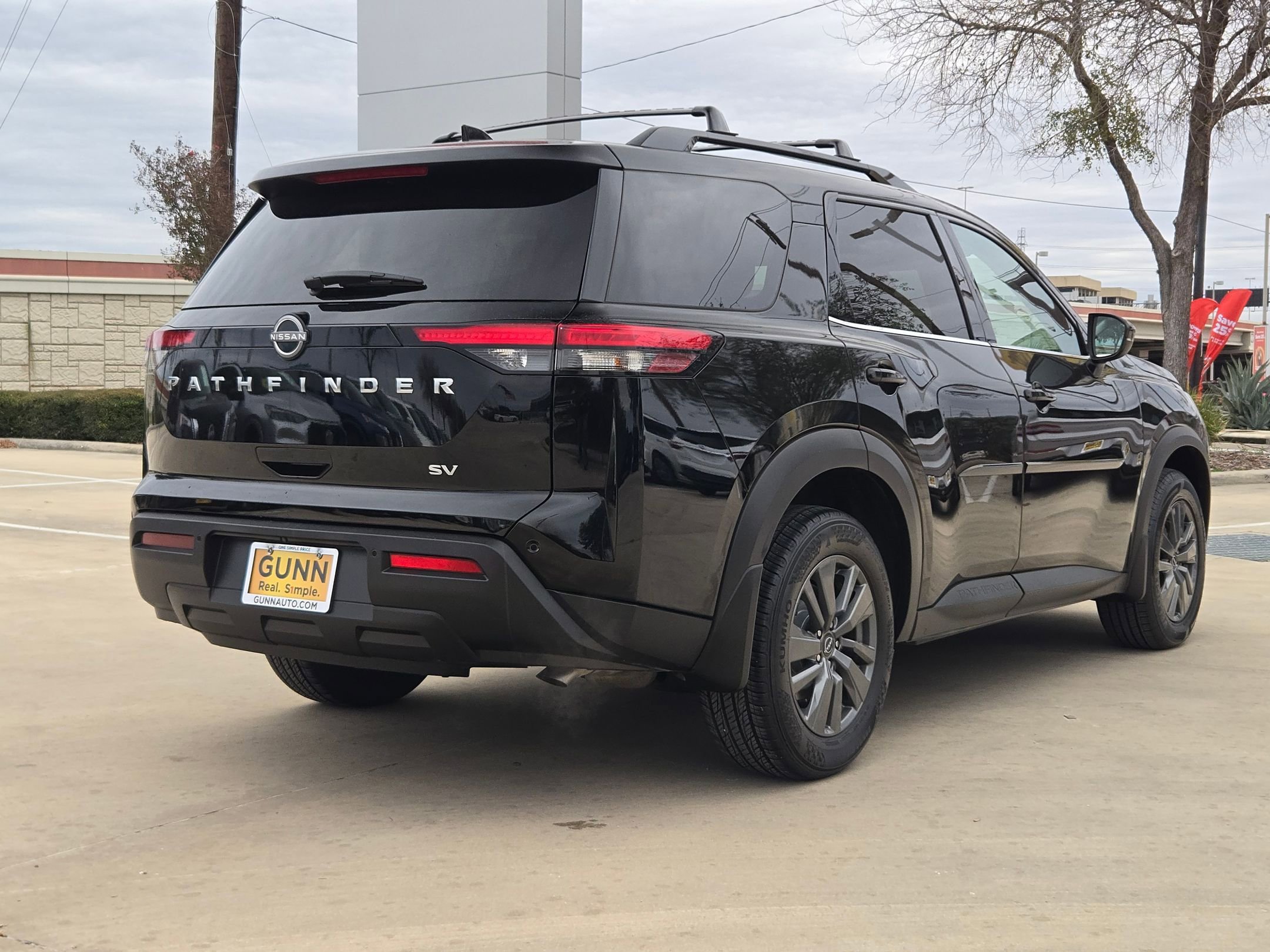 Used 2023 Nissan Pathfinder SV image 7