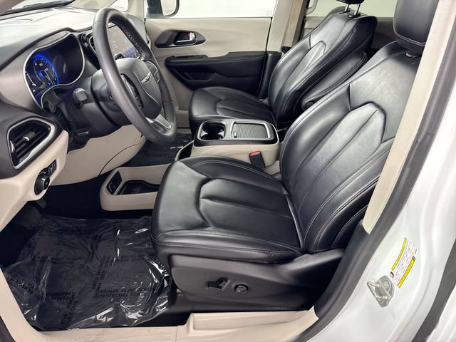 Used 2023 Chrysler Pacifica Touring-L FWD image 4