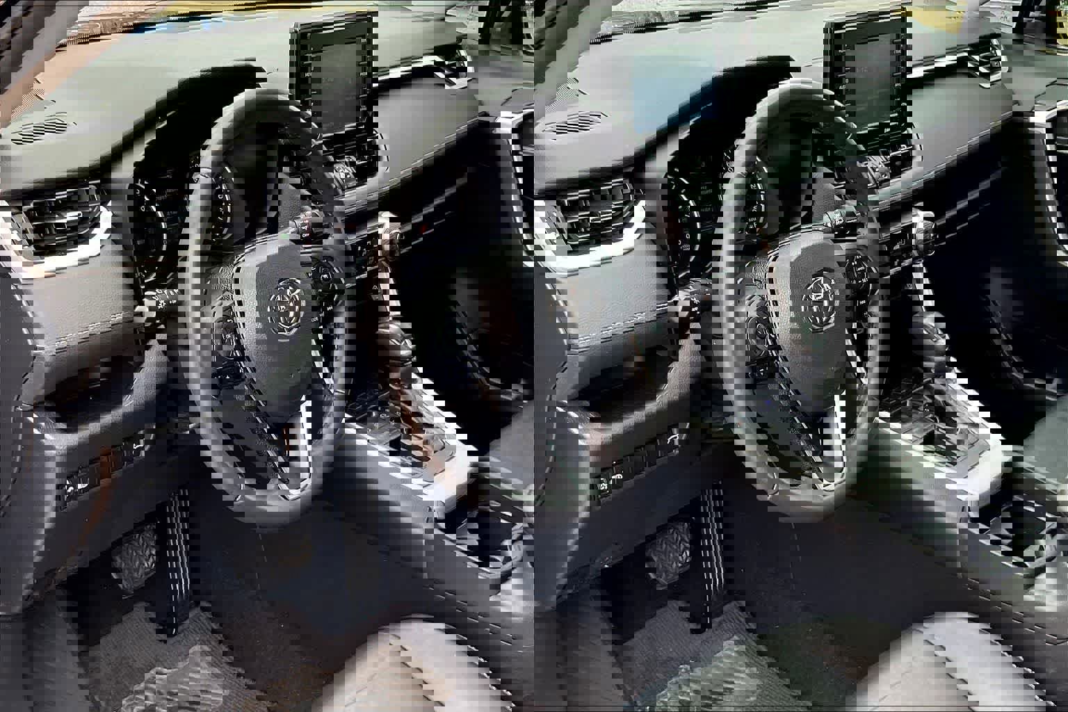 Used 2020 Toyota RAV4 XLE Premium image 2