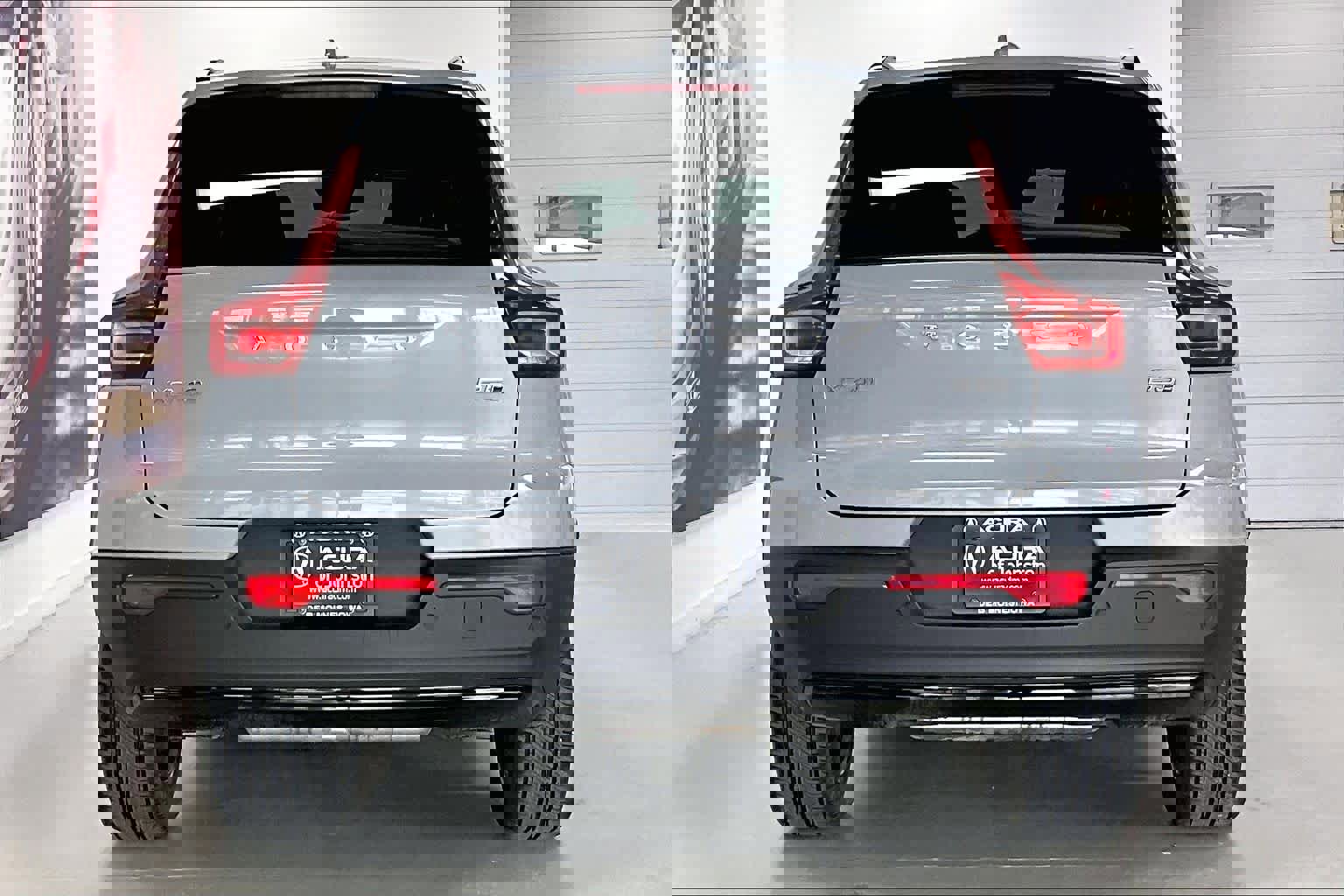 Used 2024 Volvo XC40 B5 Core image 5