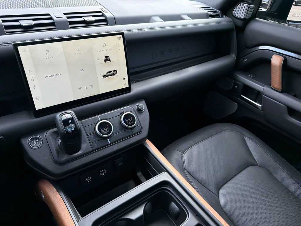 Used 2023 Land Rover Defender 130 X-Dynamic SE AWD/4WD image 25