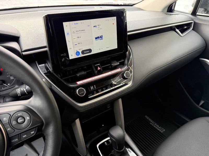 Used 2025 Toyota Corolla Cross LE image 24