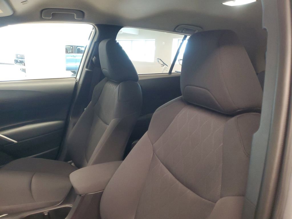 Used 2025 Toyota Corolla Cross LE image 16