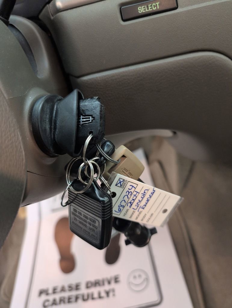 Used 2004 Lincoln Town Car Ultimate image 40