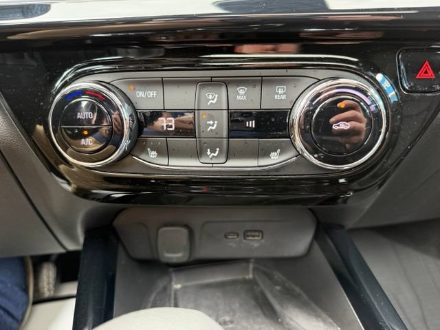 Used 2024 Chevrolet Trax RS w/ Sunroof Package FWD image 23