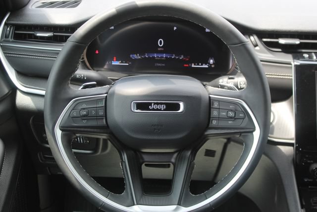 Used 2025 Jeep Grand Cherokee Altitude AWD/4WD image 17
