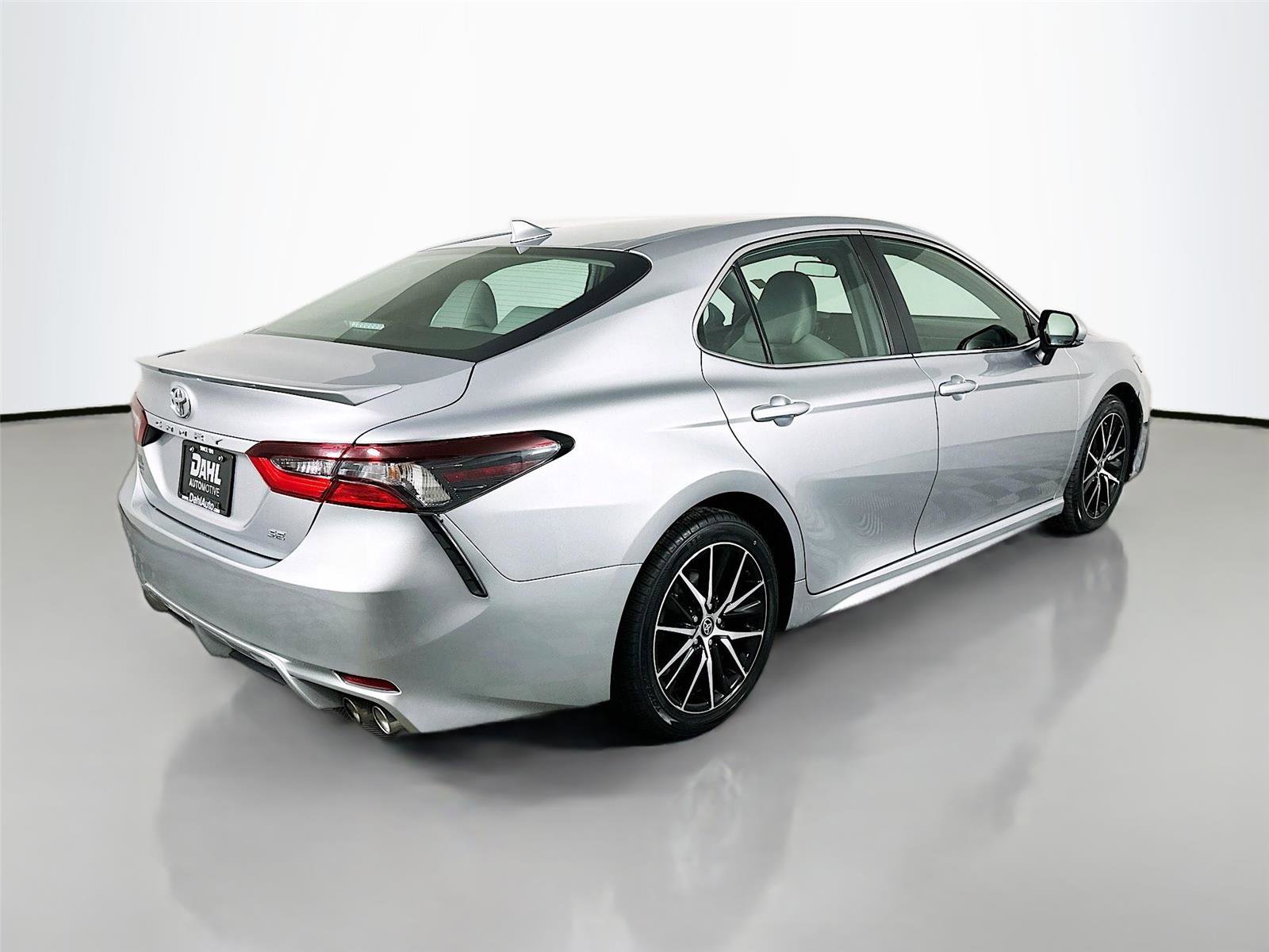 Used 2024 Toyota Camry SE image 7