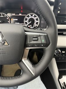 New 2025 Mitsubishi Outlander SE image 20