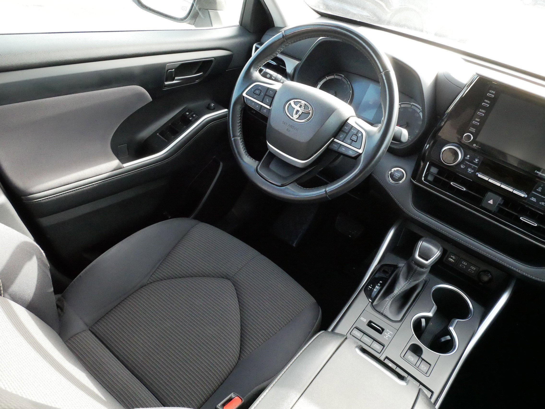 Used 2022 Toyota Highlander LE image 9