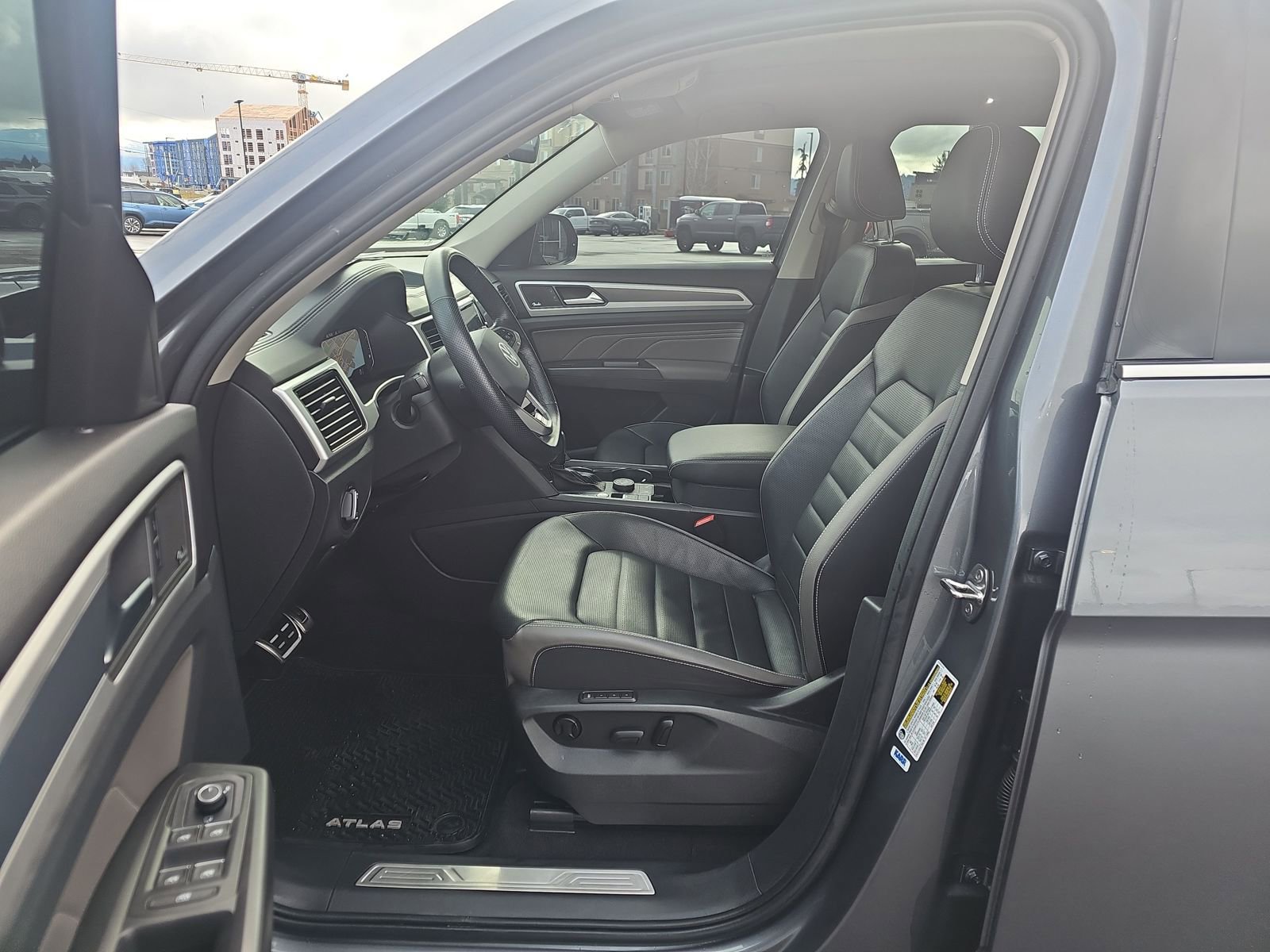 Used 2022 Volkswagen Atlas SEL Premium image 11