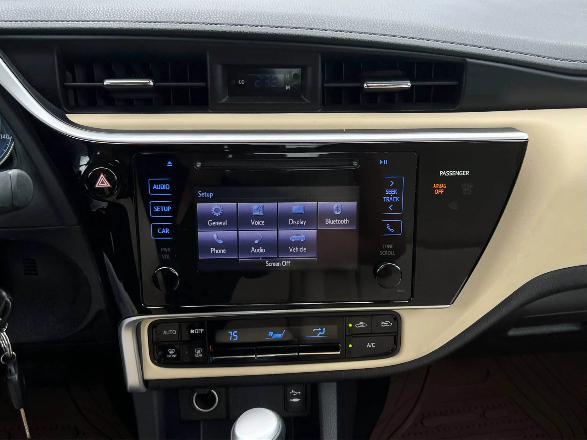 Used 2017 Toyota Corolla LE FWD image 32