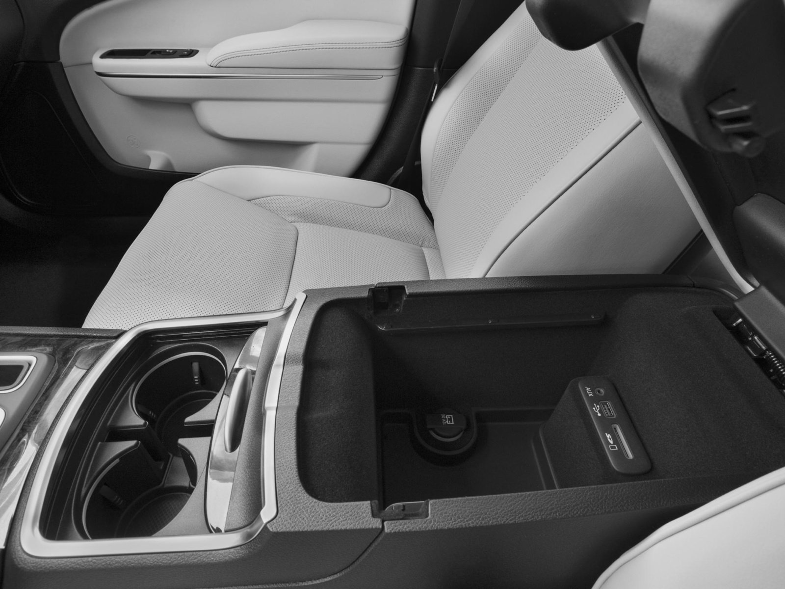 Used 2017 Chrysler 300 C RWD image 9