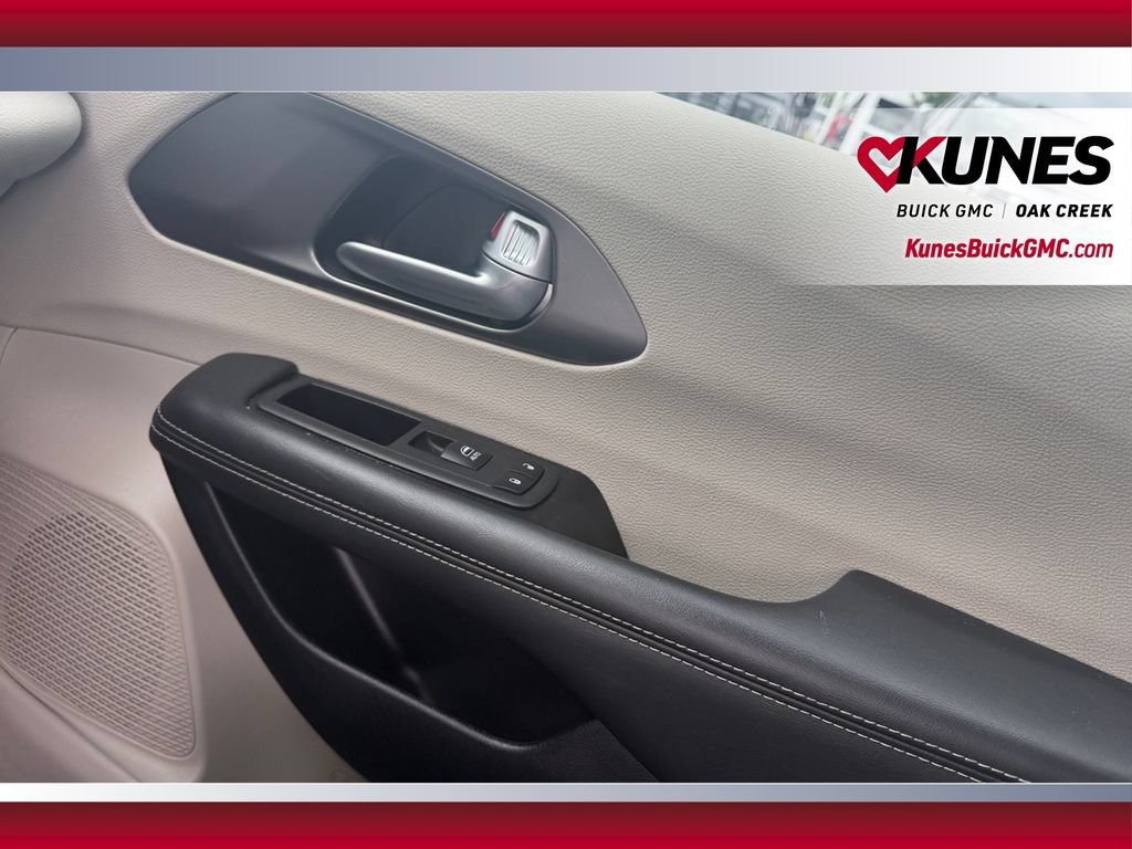 Used 2024 Chrysler Pacifica Touring-L FWD image 38