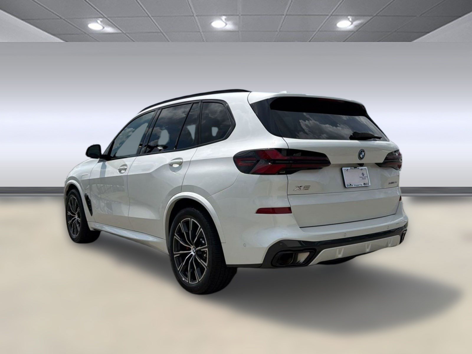 Used 2026 BMW X5 xDrive50e w/ M Sport Package AWD/4WD image 3