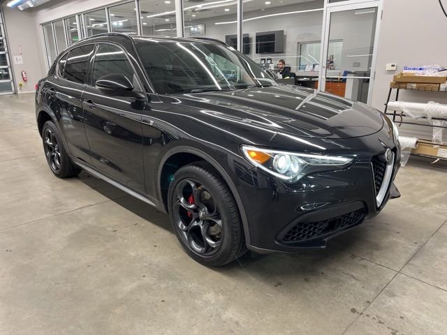 Used 2022 Alfa Romeo Stelvio Ti image 3