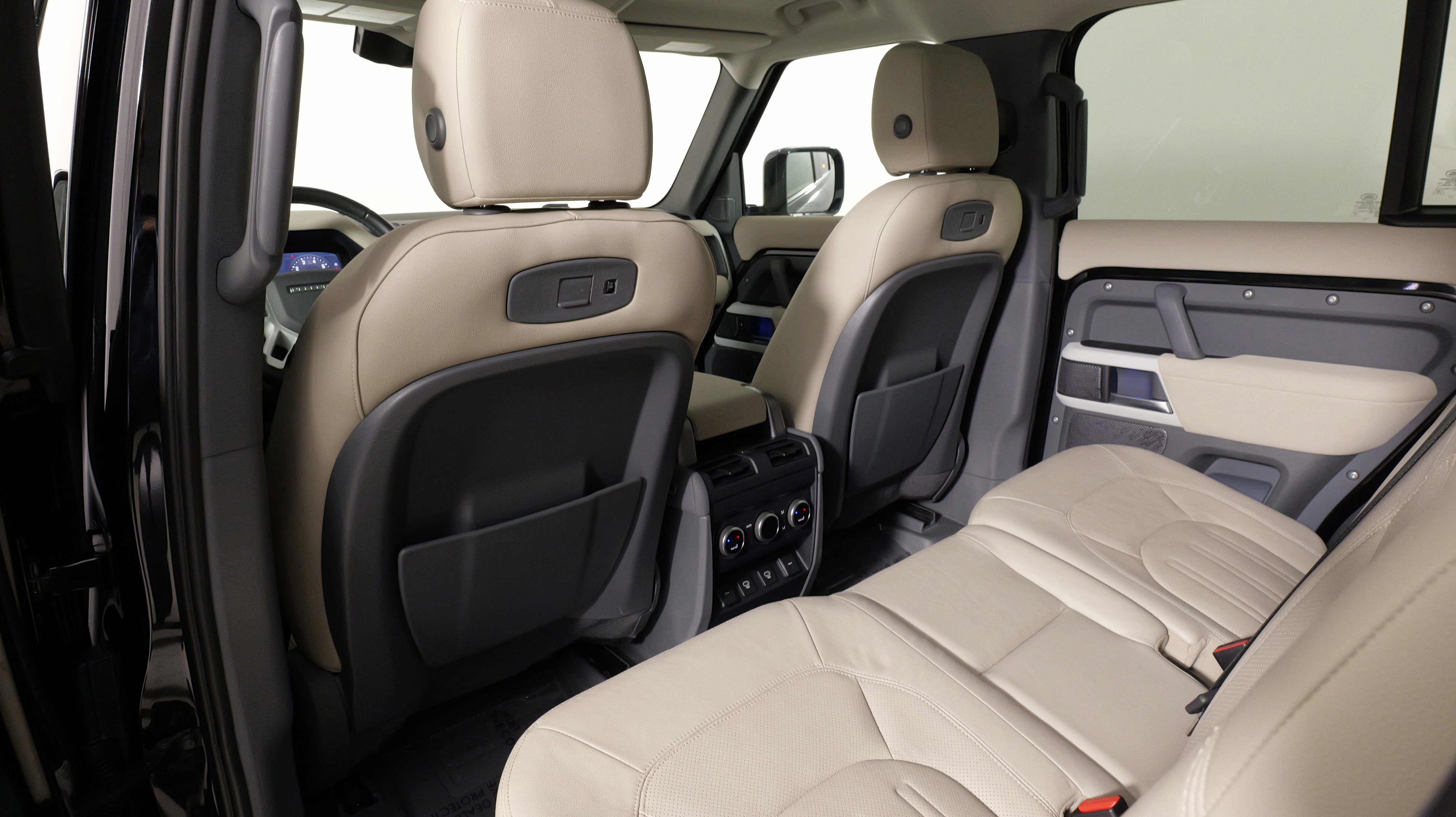 Used 2022 Land Rover Defender 110 SE image 34