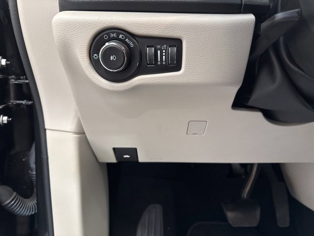 Used 2023 Chrysler Pacifica Touring-L FWD image 26