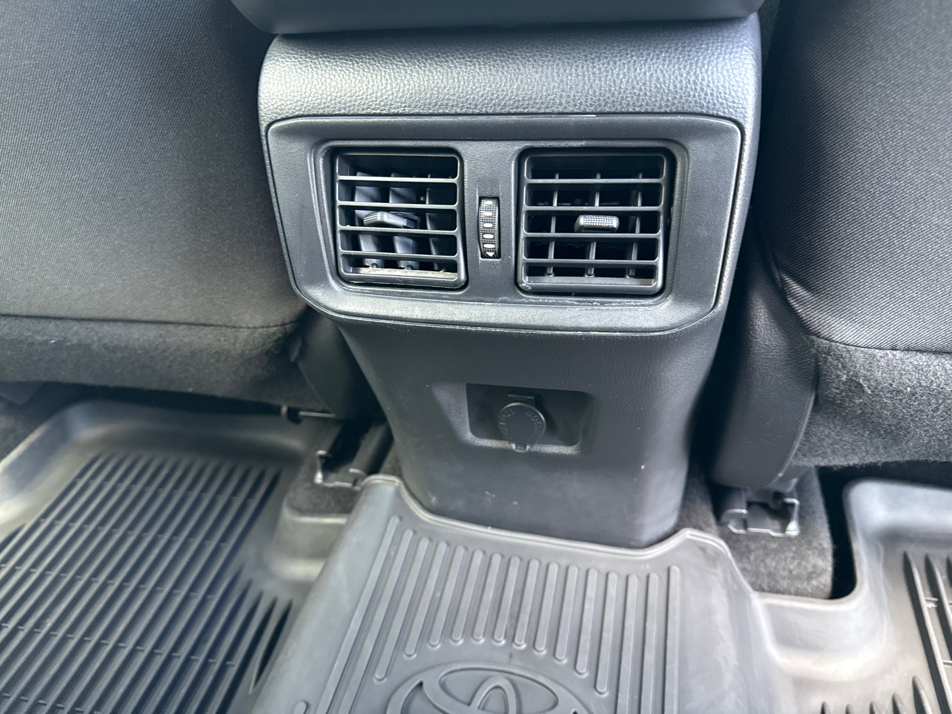 Used 2015 Toyota RAV4 XLE image 16