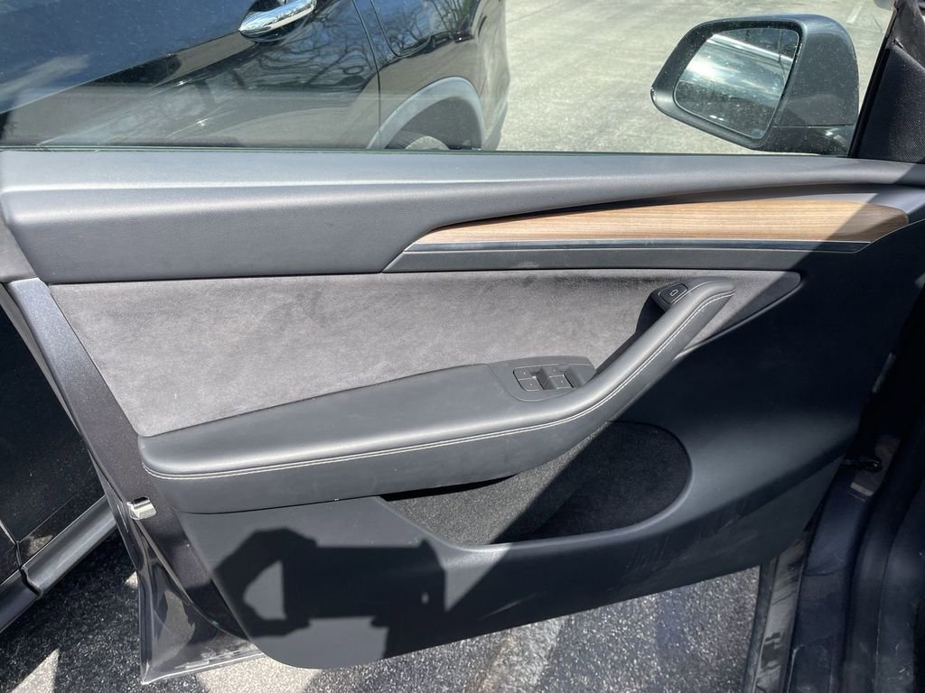 Used 2023 Tesla Model Y Long Range image 3