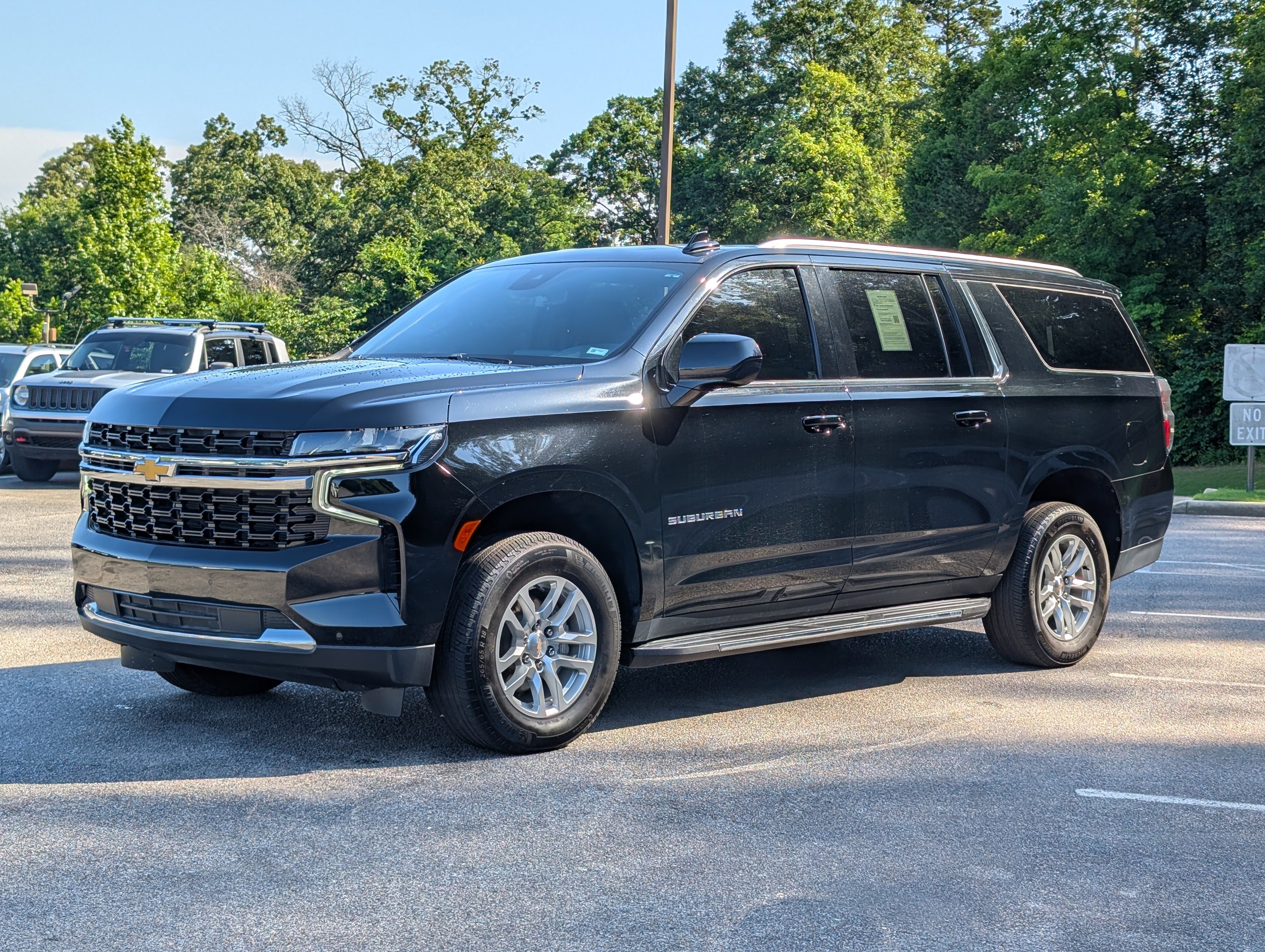 Used 2024 Chevrolet Suburban LS RWD image 5