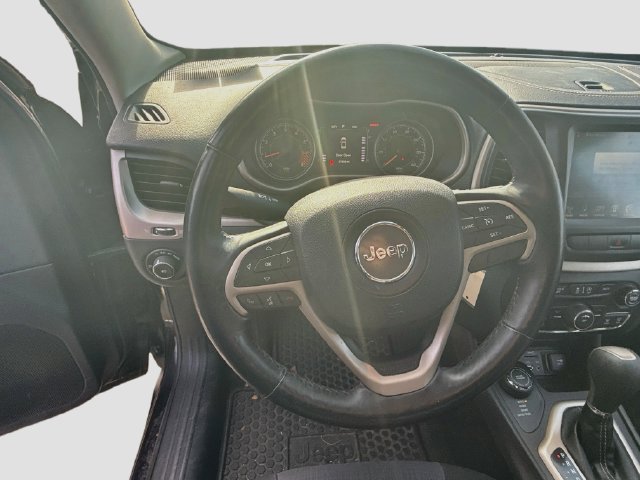 Used 2015 Jeep Cherokee Latitude w/ Cold Weather Group AWD/4WD image 11