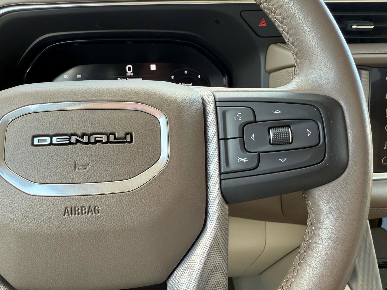 Used 2023 GMC Yukon Denali RWD image 31