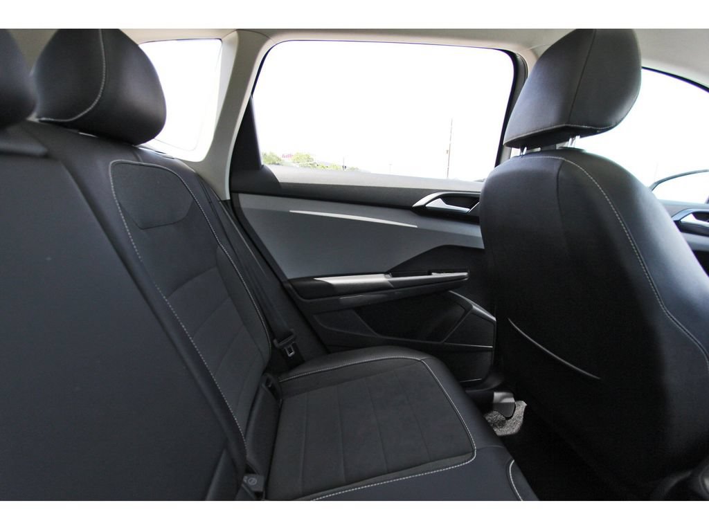 Used 2023 Volkswagen Taos SE w/ Panoramic Sunroof Package FWD image 13