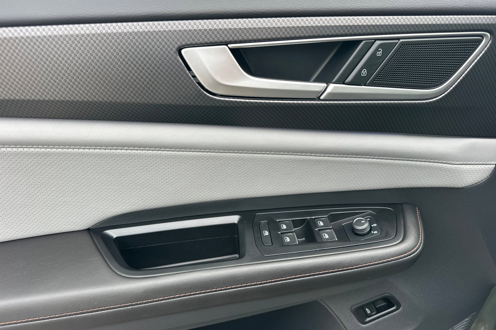 New 2025 Volkswagen Atlas Peak Edition SE image 9