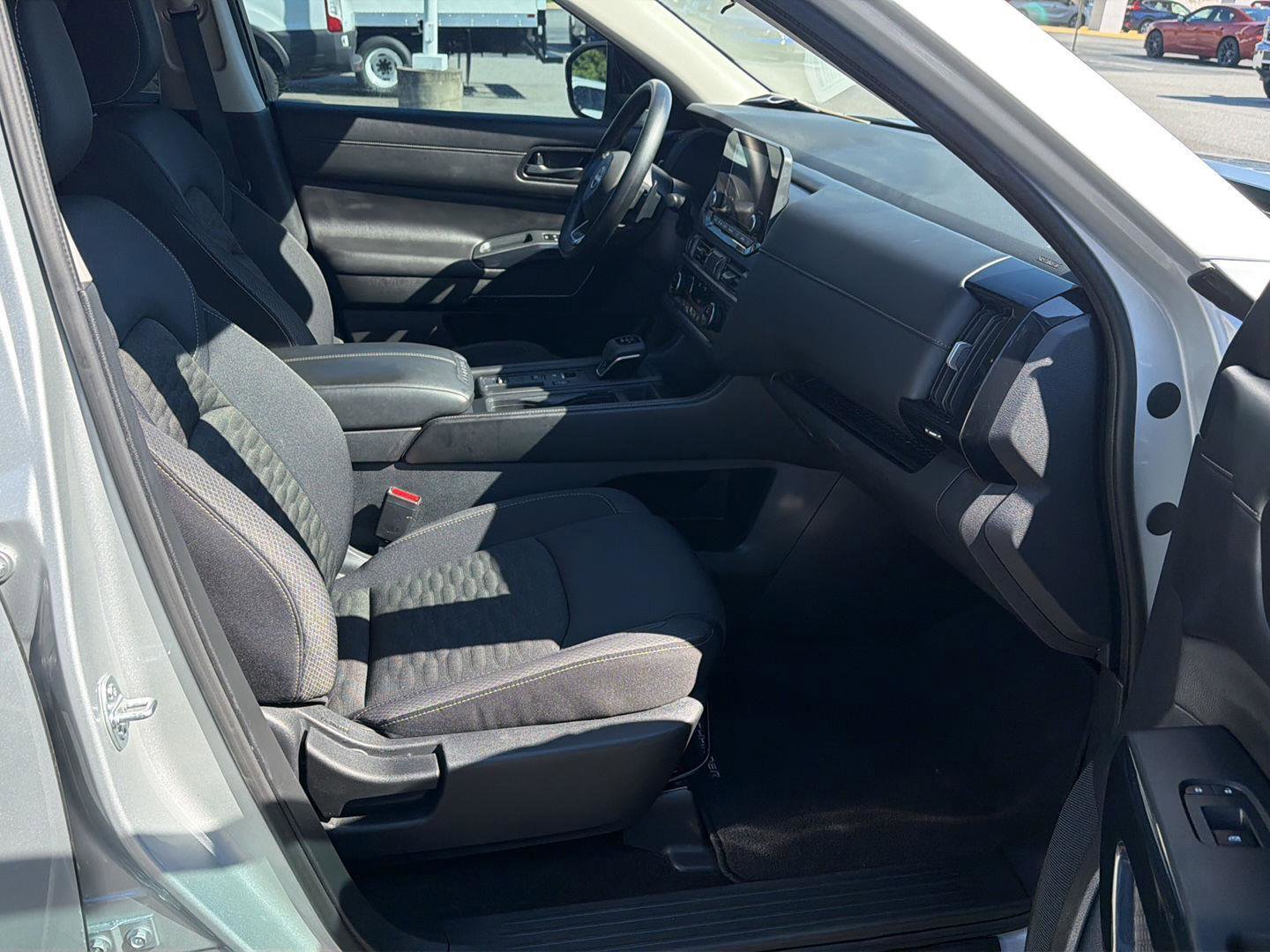 Used 2024 Nissan Pathfinder S FWD image 14