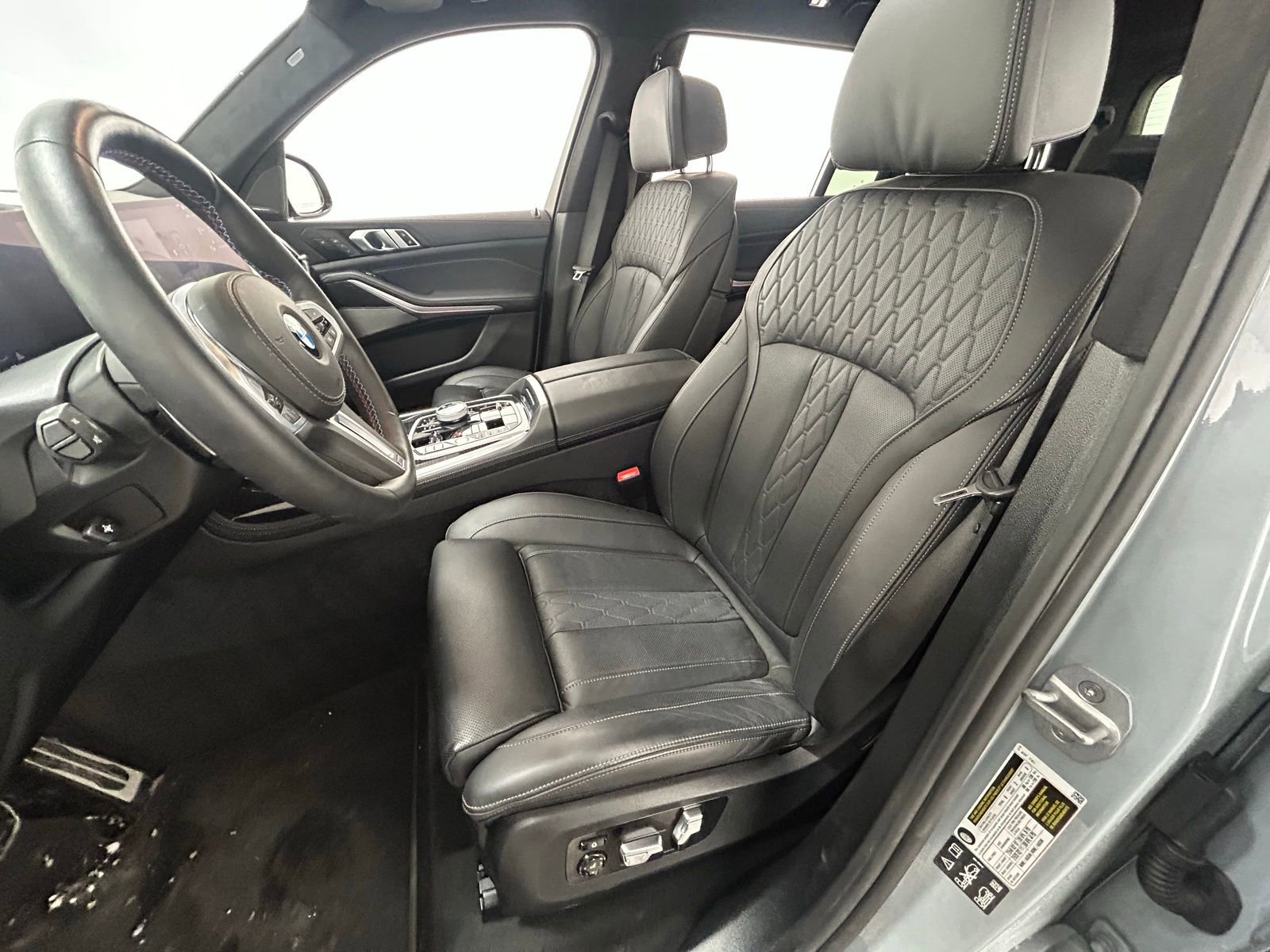 Used 2025 BMW X7 M60i w/ Executive Package image 30