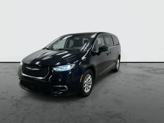Used 2024 Chrysler Pacifica Touring-L FWD image 7