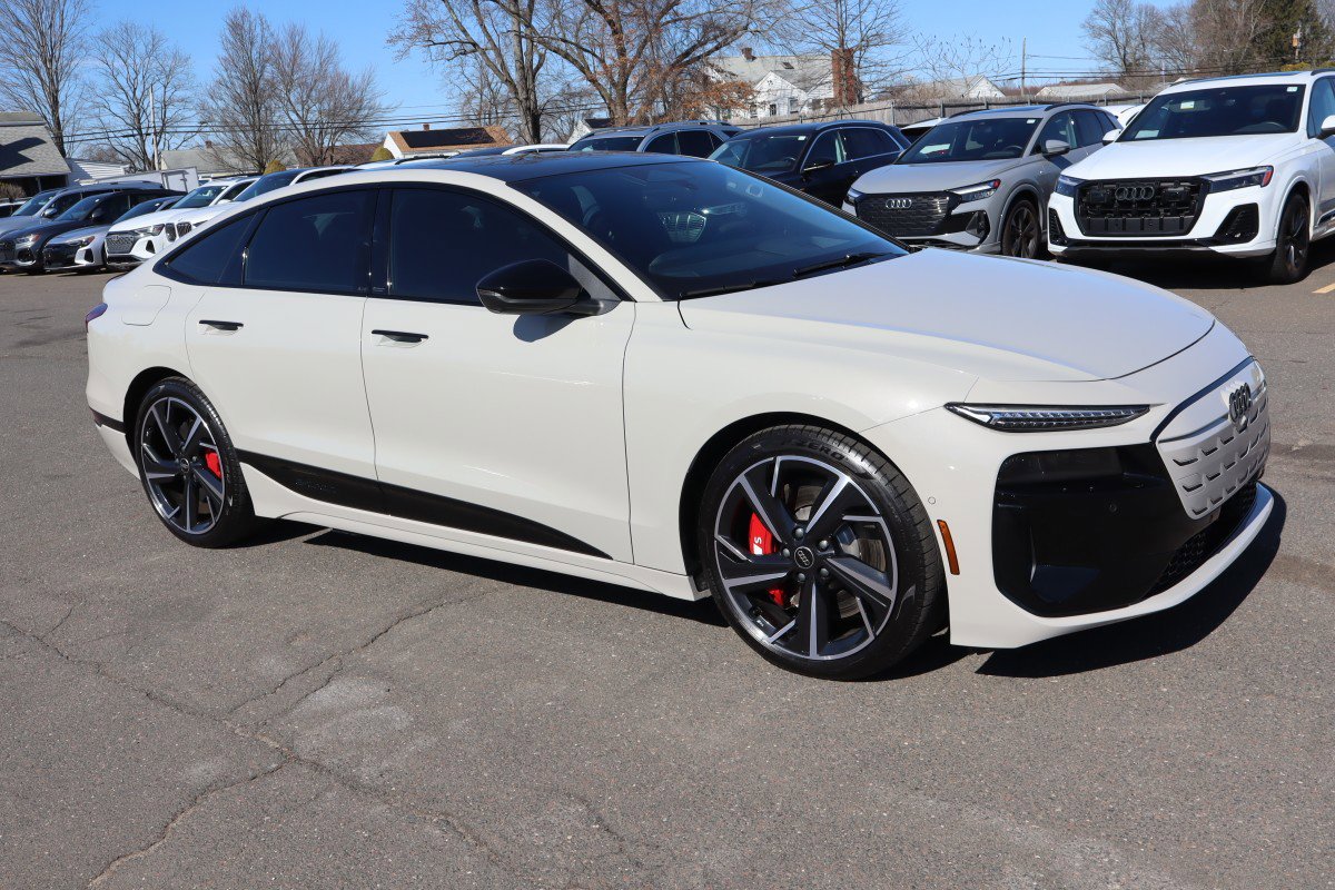 Used 2025 Audi S6 e-tron Prestige w/ 21" Black Optic Package image 3