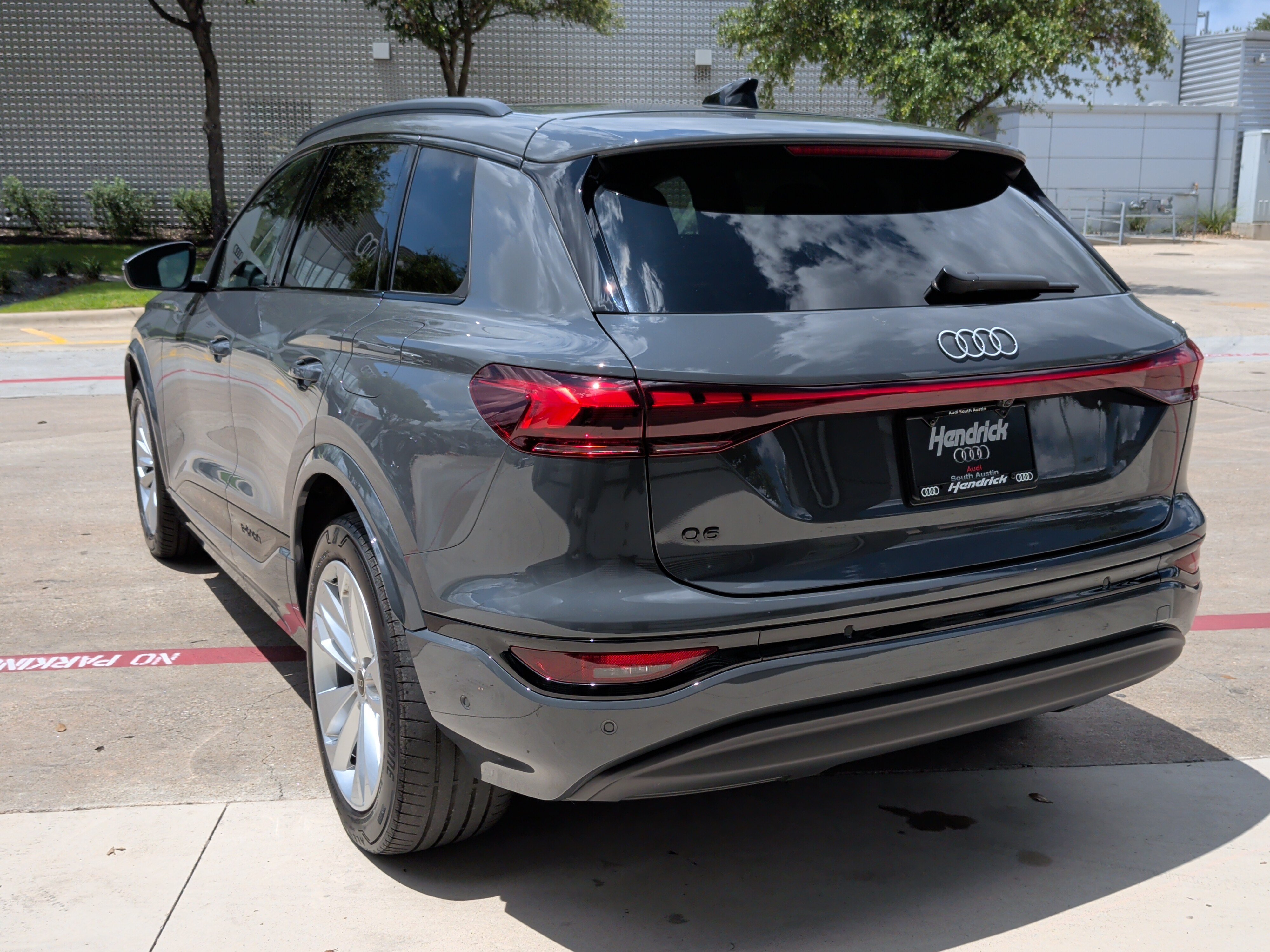 Used 2025 Audi Q6 e-tron Premium w/ Convenience Package RWD image 8