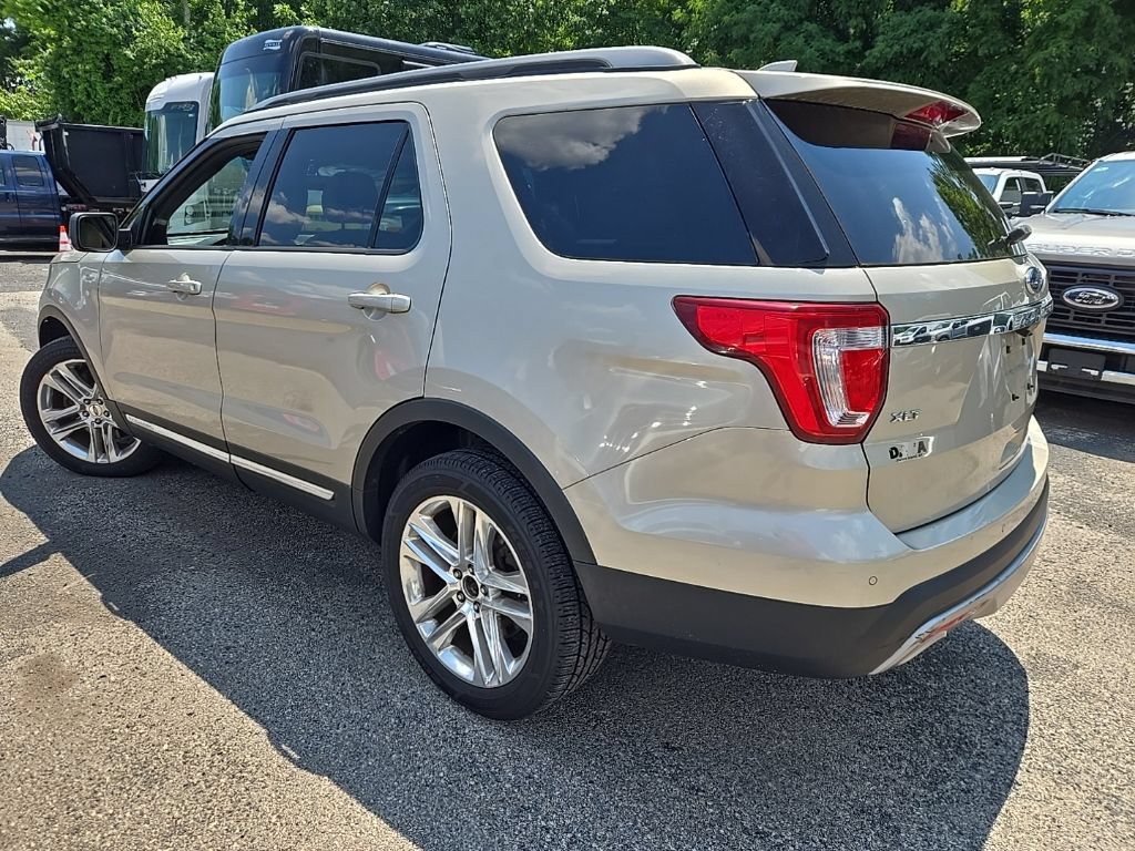 Used 2017 Ford Explorer XLT w/ Equipment Group 202A AWD/4WD image 4