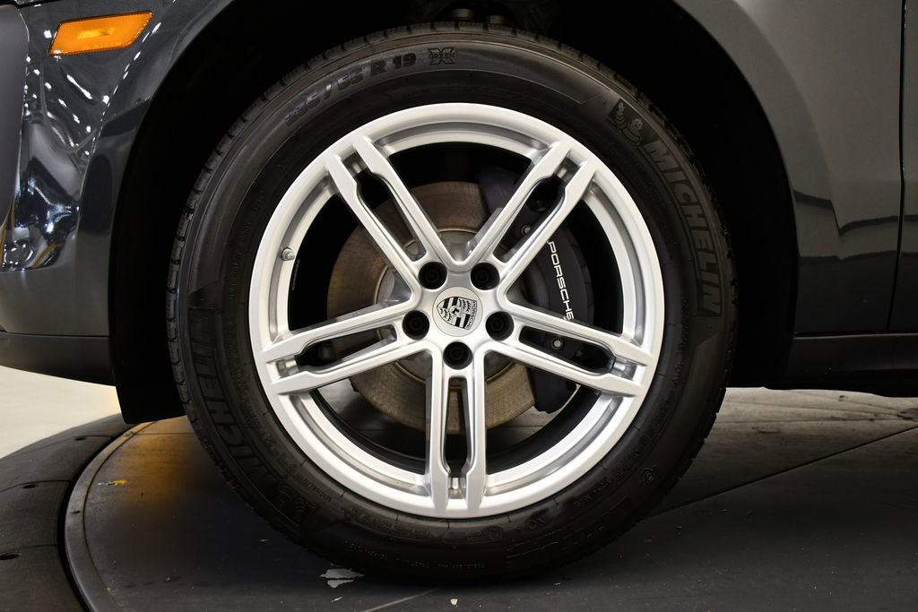 Certified 2025 Porsche Macan Turbo AWD/4WD image 16