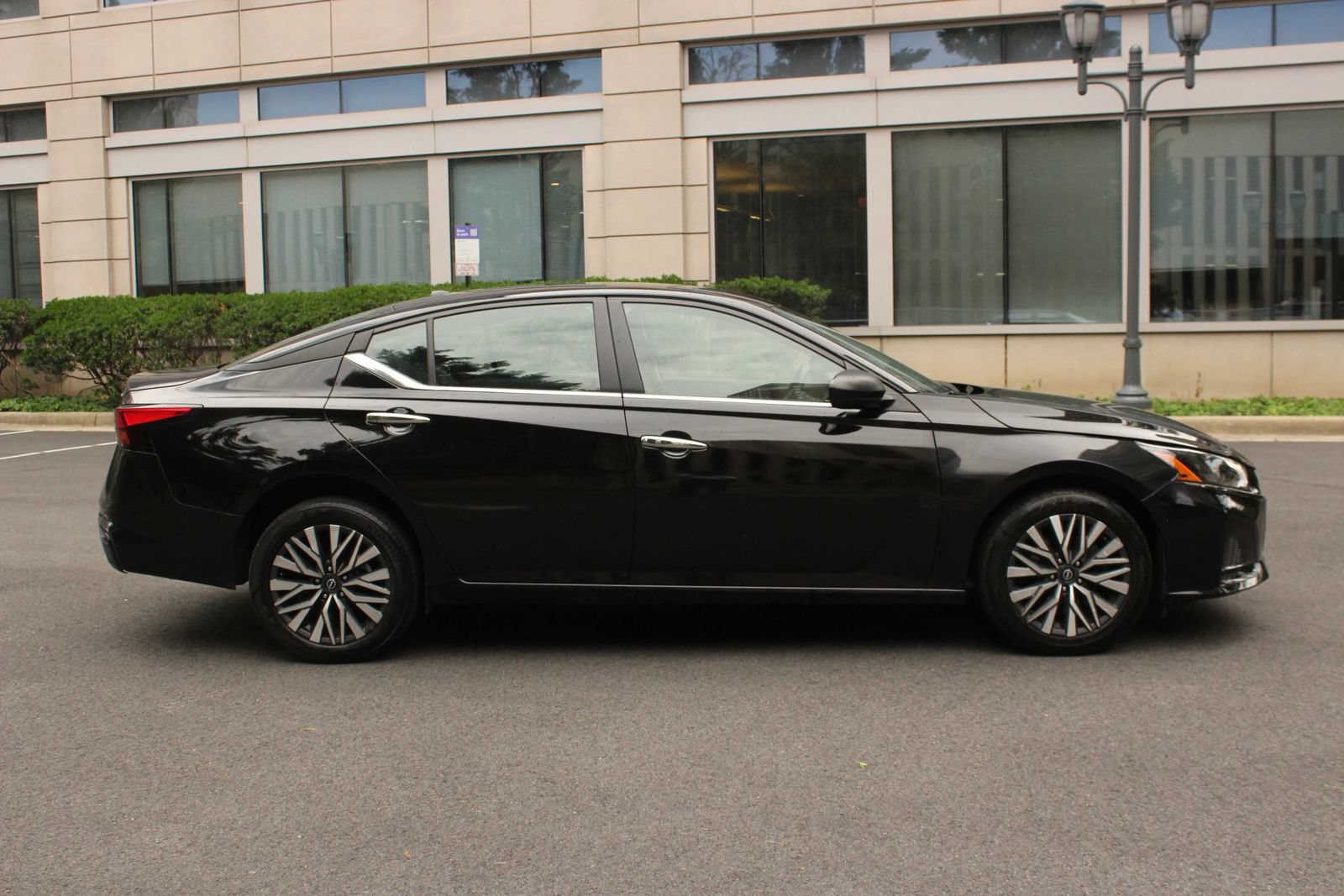 Used 2024 Nissan Altima 2.5 SV AWD/4WD image 6