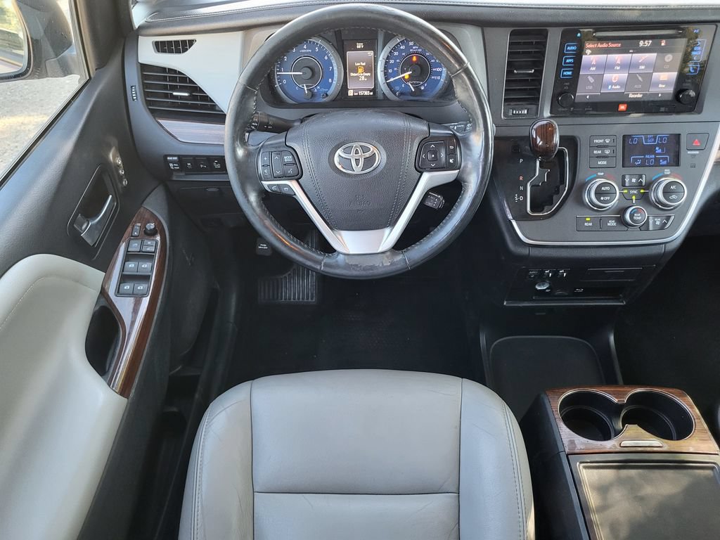 Used 2017 Toyota Sienna Limited Premium FWD image 23