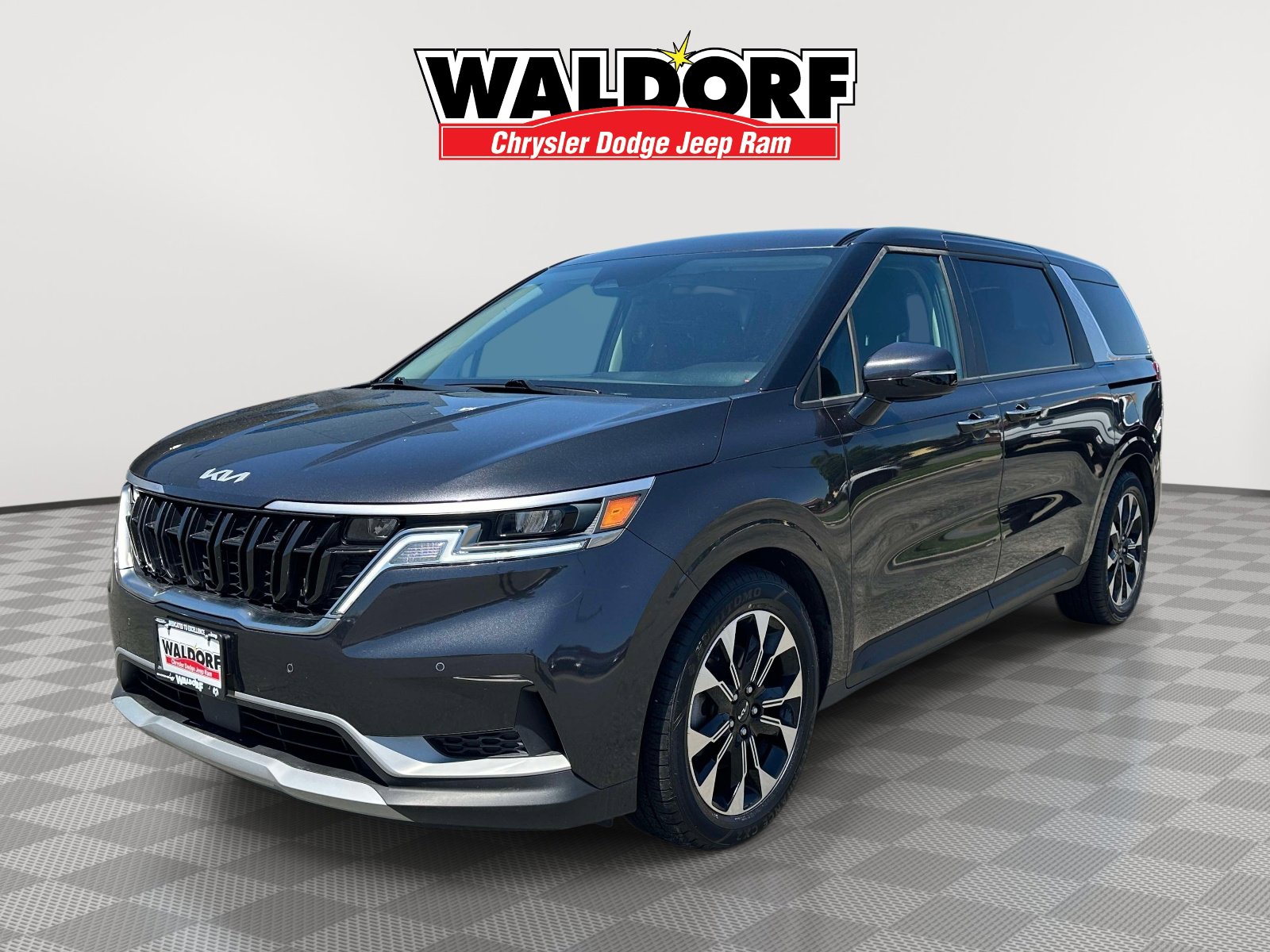 Used 2024 Kia Carnival EX FWD image 3
