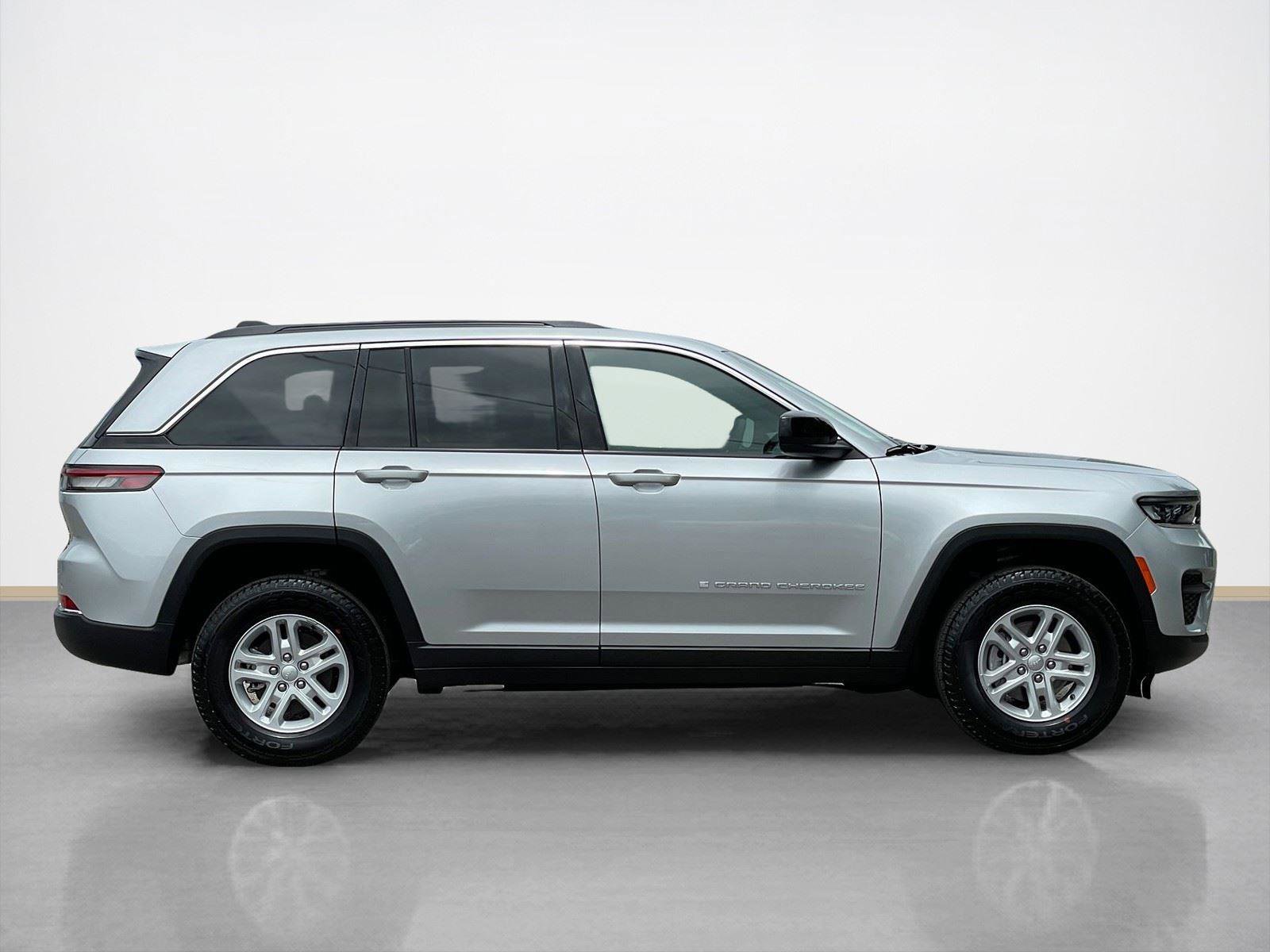 Used 2025 Jeep Grand Cherokee Laredo AWD/4WD image 9