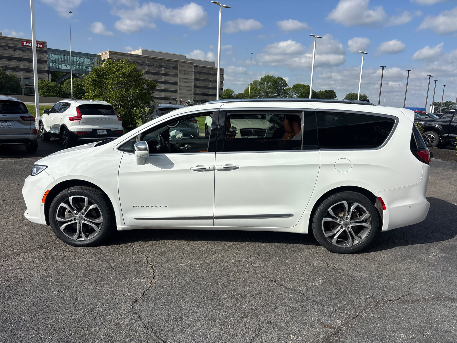 Used 2024 Chrysler Pacifica Pinnacle AWD/4WD image 4