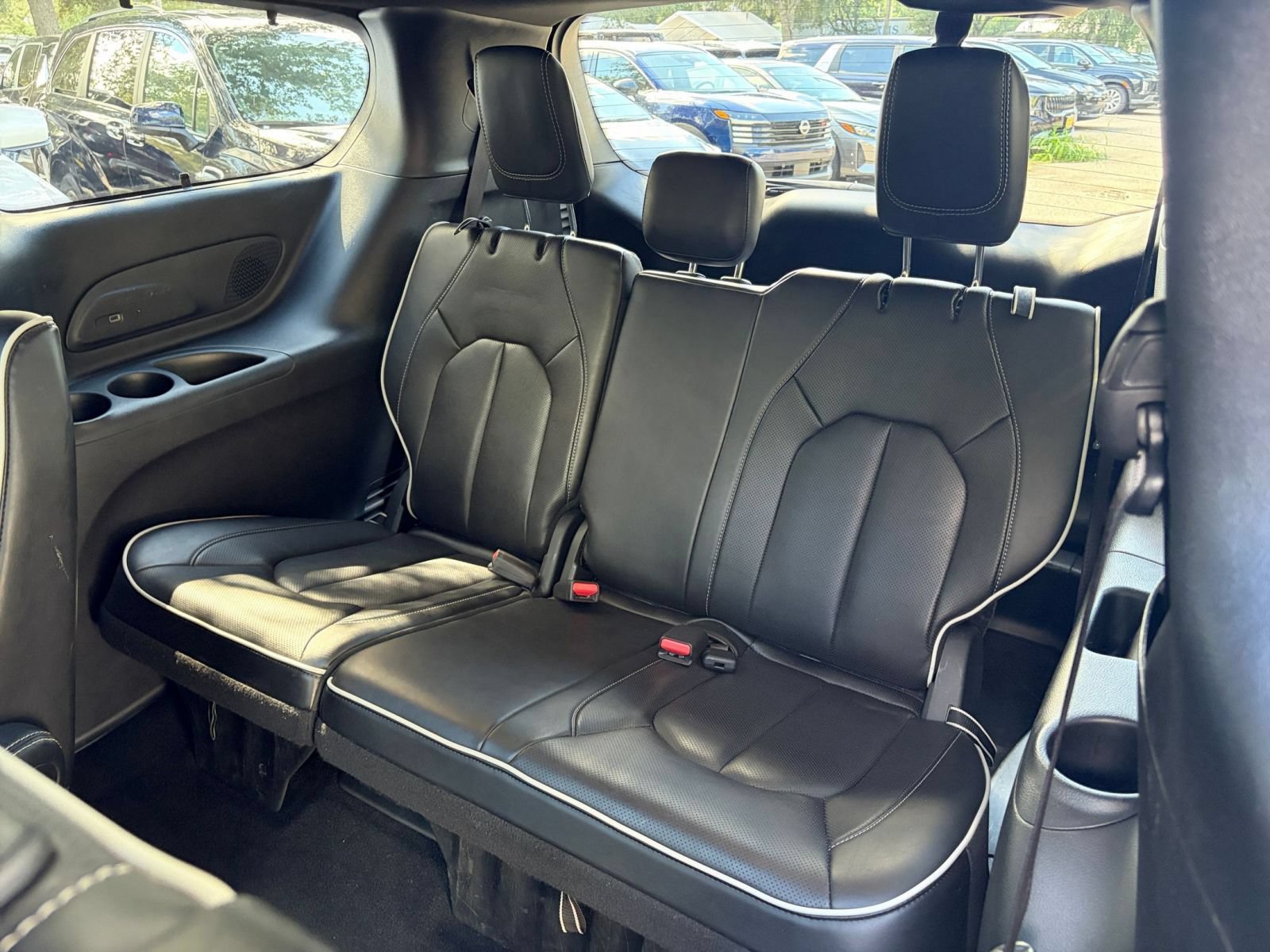 Used 2025 Chrysler Pacifica Limited FWD image 32