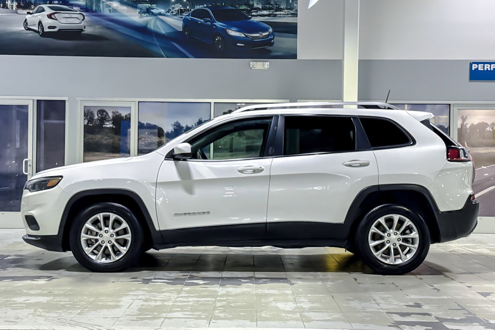 Used 2019 Jeep Cherokee Latitude w/ Popular Appearance Group image 2