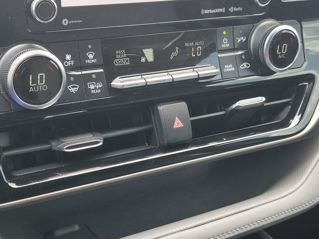 Used 2020 Toyota Highlander XLE FWD image 21
