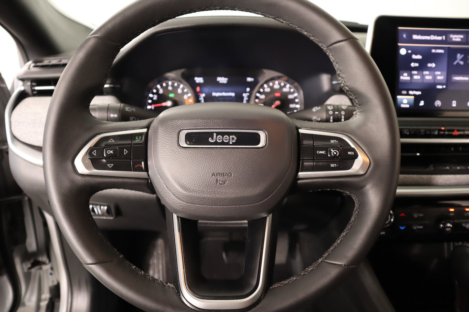 Used 2025 Jeep Compass Latitude image 3